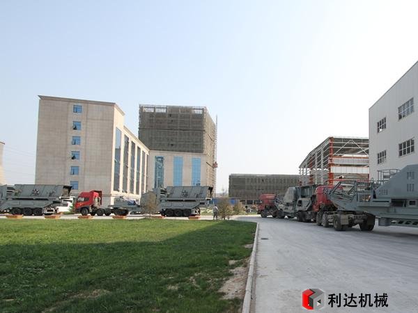 移動(dòng)破碎機(jī)發(fā)貨現(xiàn)場(chǎng)